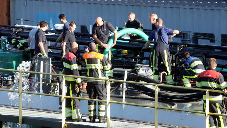 Schip dreigt te zinken bij sluis. (foto: Bart Meesters/Meesters Multimedia)