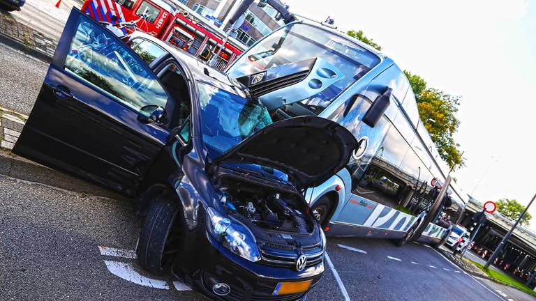 Lijnbus ramt auto. (foto: Gabor Heeres/SQ Vision)