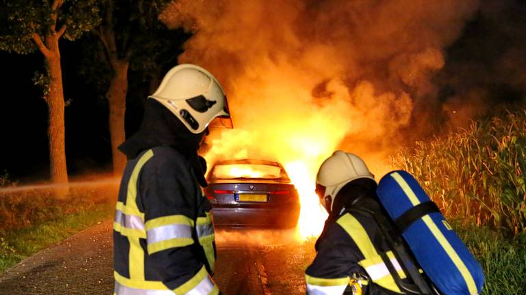 Auto volledig door brand verwoest. (foto: SQ Vision)