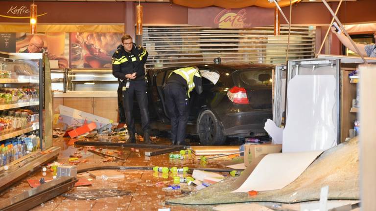 Enorme schade binnen. (foto: Jack Brekelmans/Persburo-BMS)