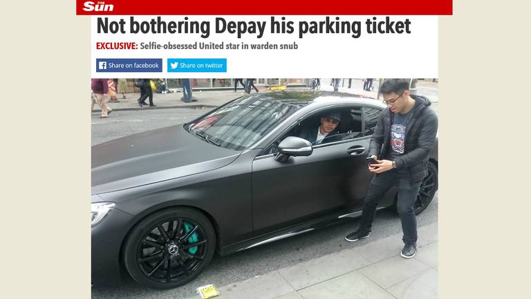 Depay maakt selfies. (screenshot The Sun)