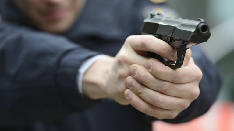 Agenten trokken hun wapens bij de arrestatie. (Foto: ANP)