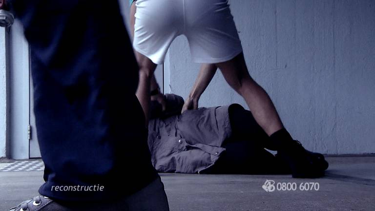 De zussen zijn met geweld beroofd.