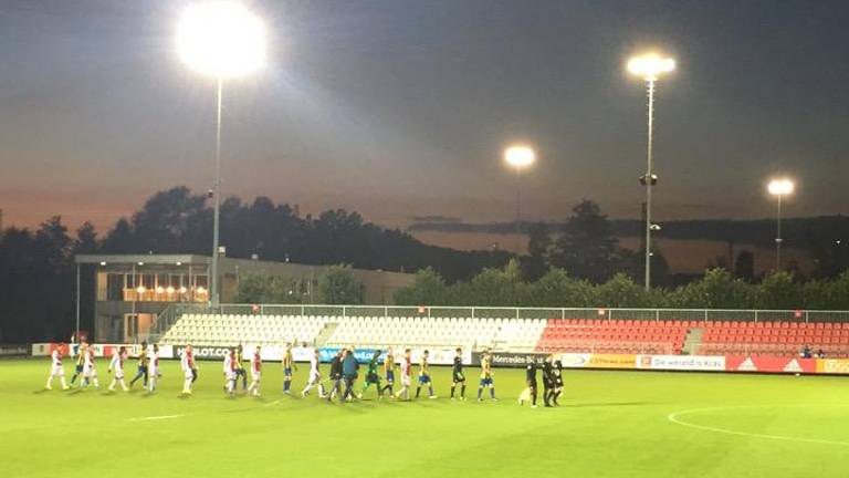 Spelers komen het veld op (foto: @fcoss_09 / Twitter)