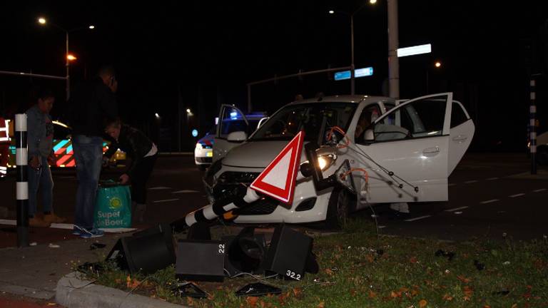 Verkeerslicht beschadigd (foto: Kevin Mommersteeg / MaRicMedia)
