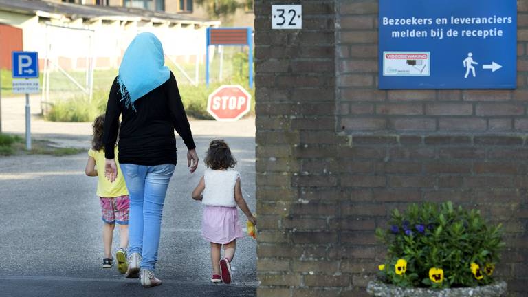 Eerste vluchtelingen komen aan in aanmeldcentrum Budel: hoe werkt de identificatie?