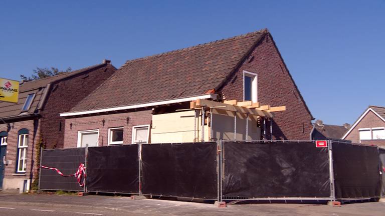 Het huis na de 'crash' (foto: archief).