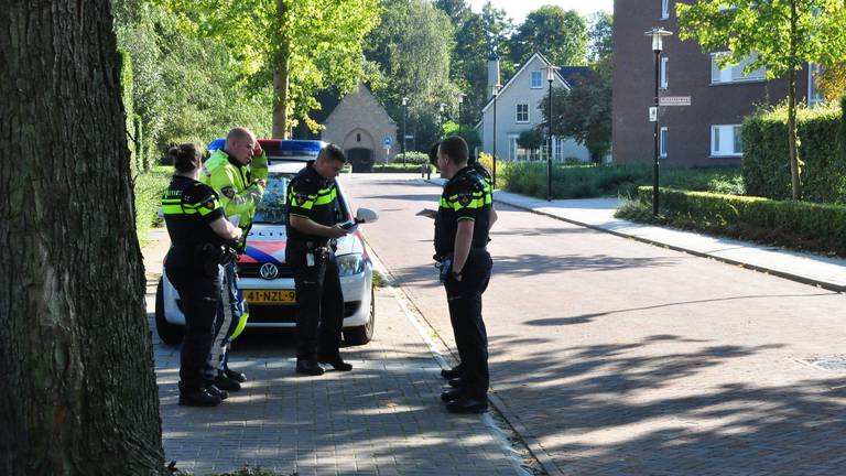 De politie is met veel mensen bij de woning. Foto Marvin Doreleijers/FPMB