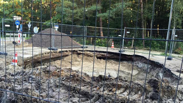 De eerste werklui gaan aan de slag. (foto: Emile Vaessen)