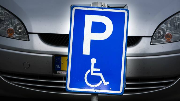 De man had de laatste overgebleven invalideparkeerplaats.