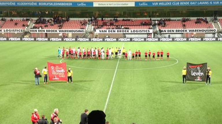 Spelers beginnen aan de wedstrijd (bron: @HelmondSport / Twitter) 
