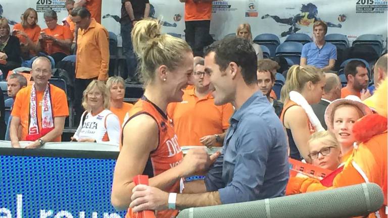 'Dit is net zo spannend als wanneer ik zelf zou moeten spelen', Marcel Balkestein juicht zijn vrouw Maret toe vanaf tribune tijdens halve finale EK volleybal