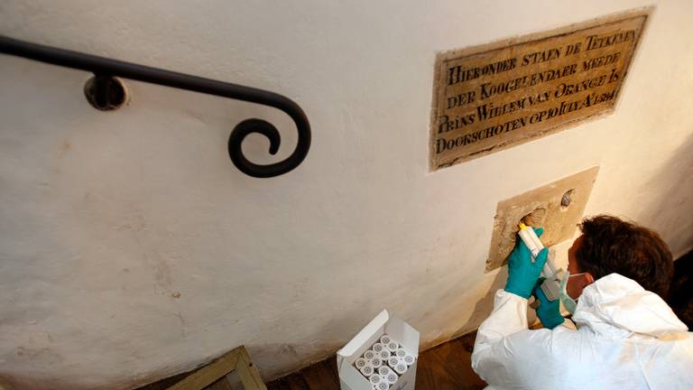 Voor het onderzoek werden in 2008 ook afdrukken van de kogelgaten gemaakt (Foto: ANP)