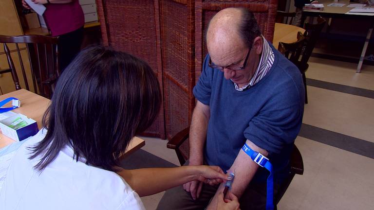 Inwoners van Herpen lieten in 2015 bloed prikken voor het nieuwe vaccin. (Foto: Erik Peeters)