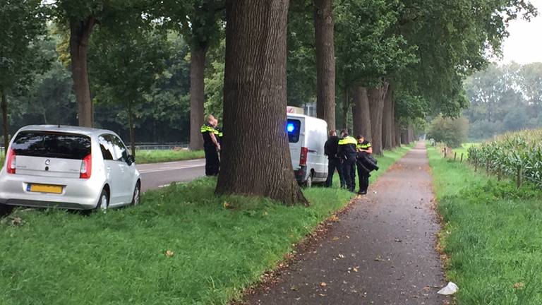 Drie mannen aangehouden op de Bosschebaan in Velp. Ze hadden een gestolen grasmaaier in de auto staan. Foto: SQVision