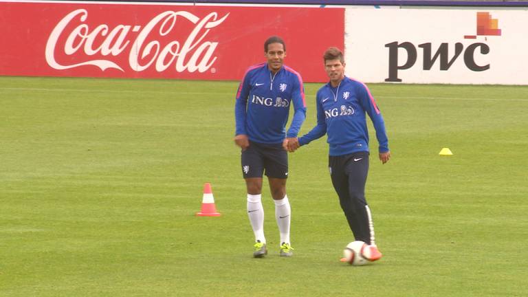 Virgil van Dijk hand in hand met Klaas-Jan Huntelaar.