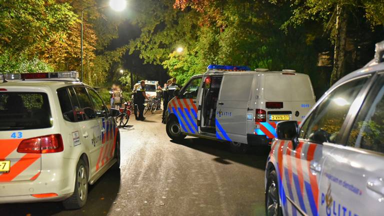 Politie massaal ter plekke in Oisterwijk (foto: Toby de Kort / De Kort Media)