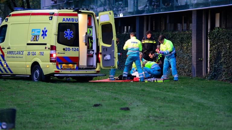 De vrouw zou uit de flat zijn gevallen. (foto: Rob de Haas/Mainstay Media).