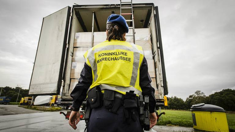 Controle van de Koninklijke Marechaussee bij de Duitse grens. (Foto: ANP).