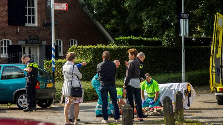 Oudere man gewond. (foto: Alexander Vingerhoeds/Obscura Foto)