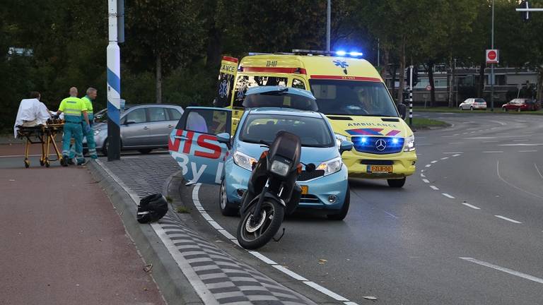 De motorrijder is met de ambulance naar het ziekenhuis gebracht (foto: SQ Vision).