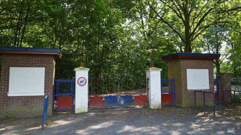 De voetbalvelden zijn geschikt voor de opvang van 750 vluchtelingen. (Foto: Obscura Foto)