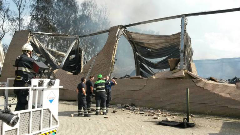 Er woedt een zeer grote brand in een loods aan de Hurksestraat in Eindhoven