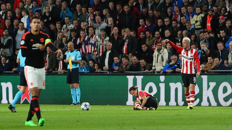 Andrés Guardado grijpt naar zijn enkel (foto: Martijn de Bie)