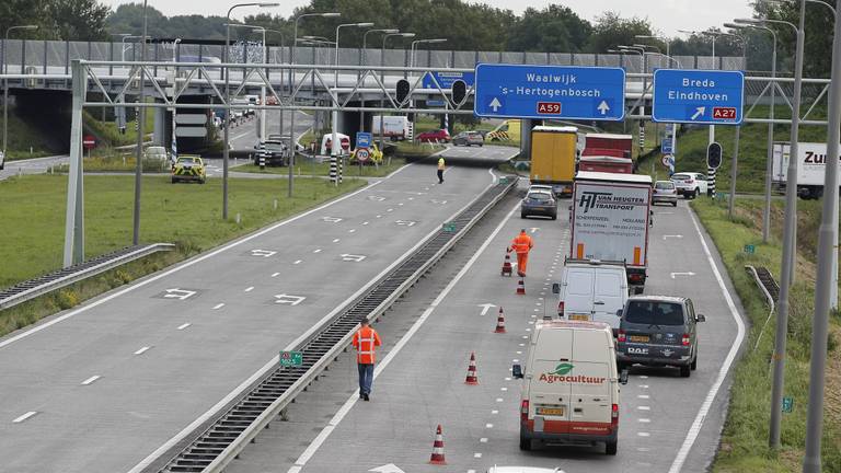 De stoplichten zijn buiten werking. (foto: Marcel van Dorst/SQ Vision)