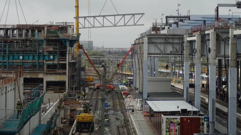 Stalen balken verbinden de noord- en zuidkant van het station. (Foto: Prorail)