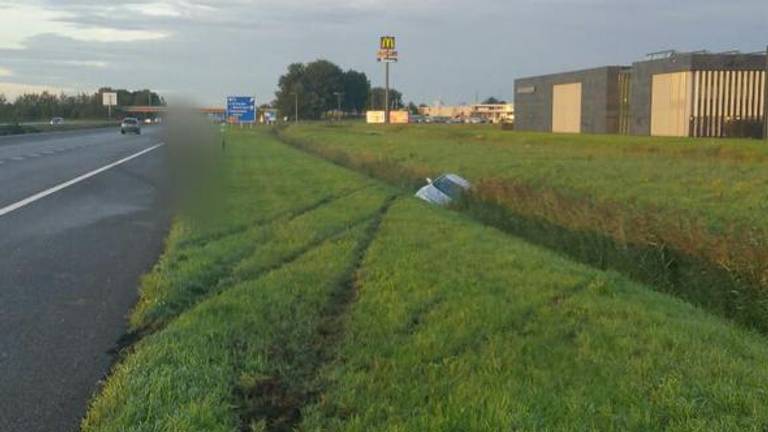 Auto in de sloot op snelweg A17 bij Roosendaal, één arrestatie