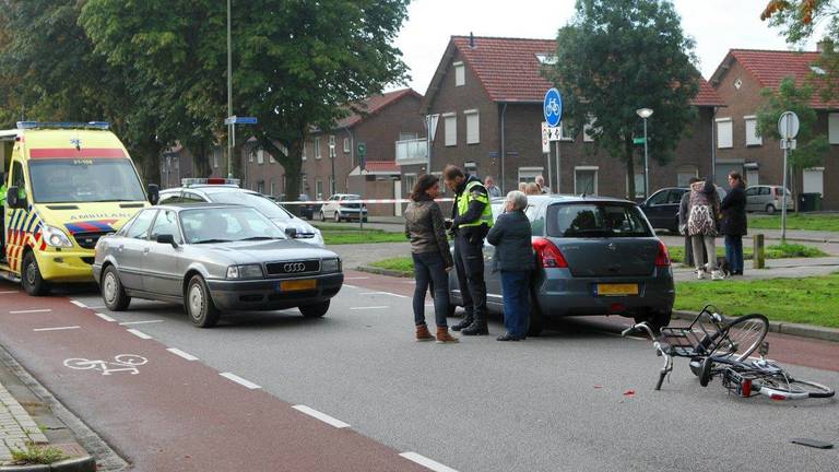 Jongetje gewond bij aanrijding op Pater van den Elsenstraat in Den Bosch. Foto: Bart Meesters/Meesters Multi Media