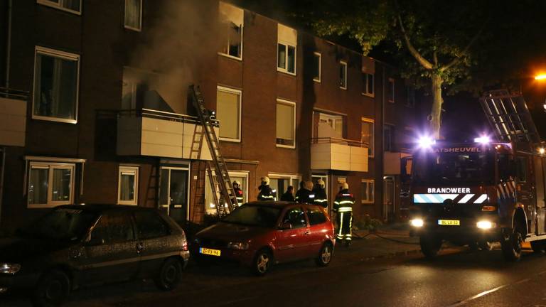 Vrouw steekt eigen balkon in brand (foto: FPBM / Erik Haverhals).