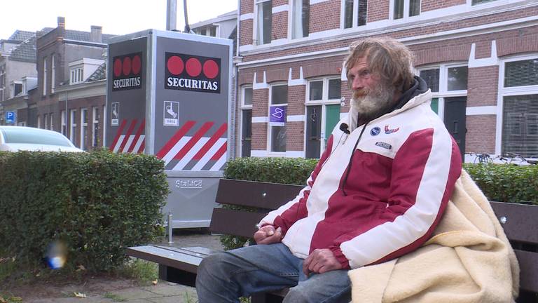 Zwerver Ronald van Houten wordt 24 uur per dag beveiligd met dank aan zijn overbuurman