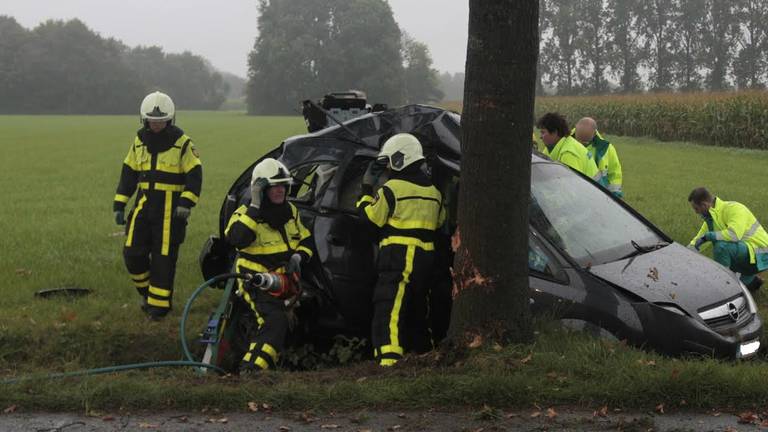 De brandweer moet de inzittenden bevrijden. (foto: Alexander Vingerhoeds/Obscura Foto).