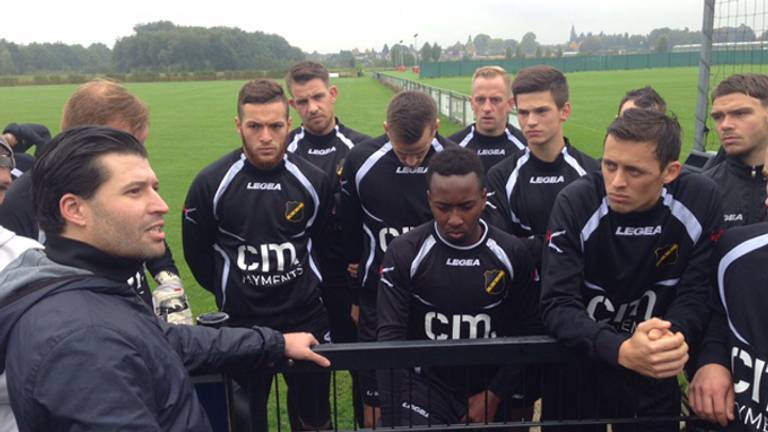 Spelersgroep luistert zwijgend naar de NAC-fans.