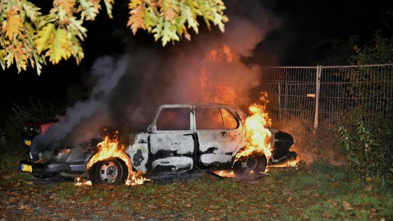 Auto uitgebrand (foto: Jules Vorselaars / JVMedia)