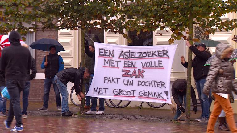 Spandoek in Steenbergen opgehangen door tegenstanders van komst vluchtelingen.
