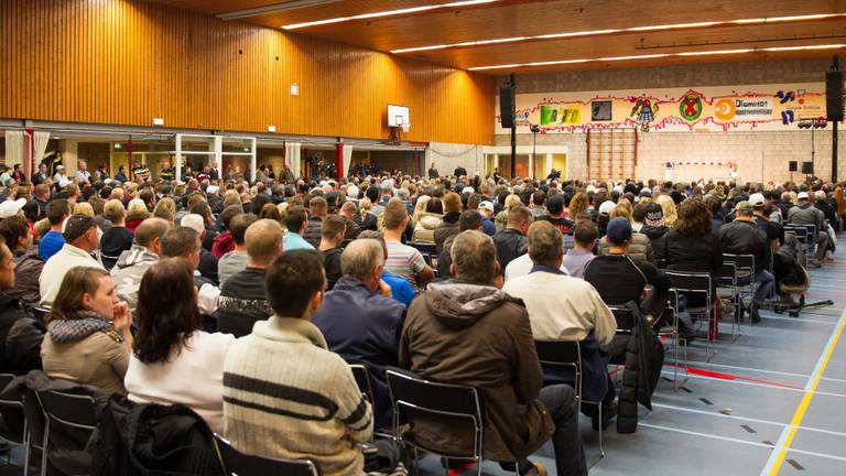 De zaal van de sporthal in Steenbergen zit helemaal vol (foto: SQ Vision).