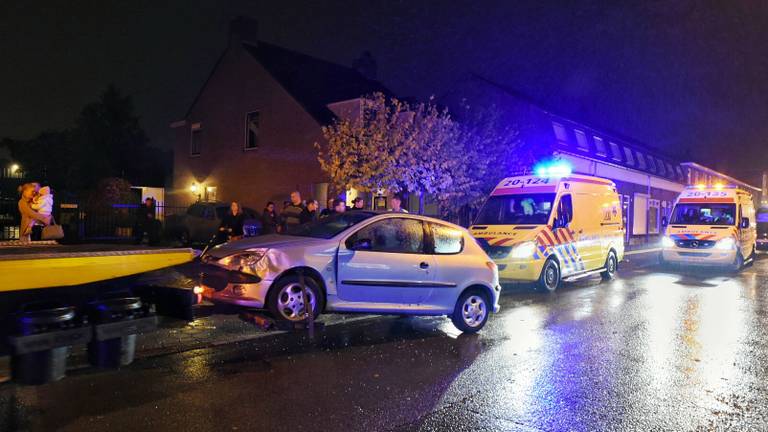 Auto's botsen in Tilburg (Foto: Toby de Kort).