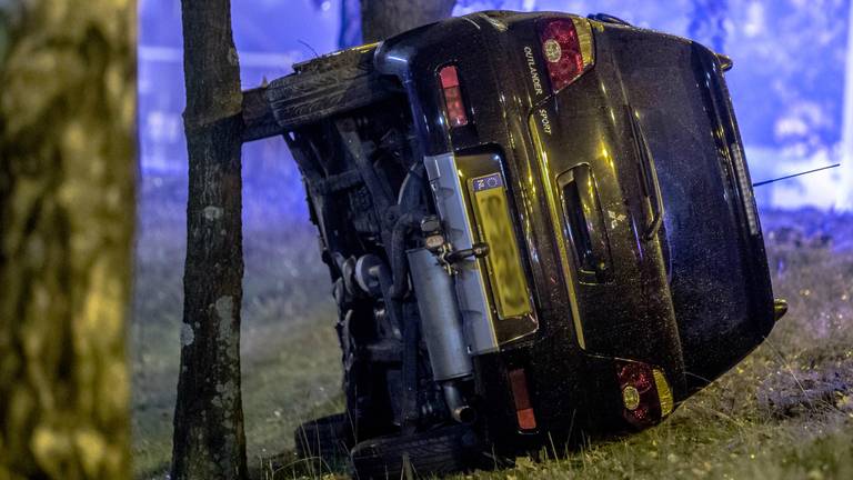 Auto rijdt van talud tegen boom op Insulindelaan (foto: Rob Engelaar / Infocus Media).