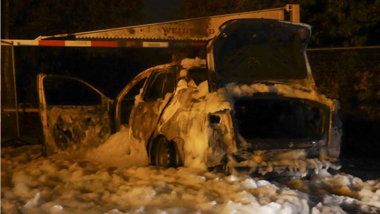 De brandweer bluste het vuur met schuim. (Foto: : Perry Roovers/SQ Vision).