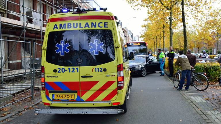 Automobilist raakt onwel in Breda. (foto: Rob de Haas/Mainstay Media)