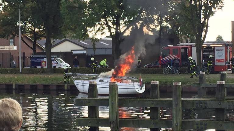 Op een plezierjacht in Tilburg is brand uitgebroken (Foto: Bas Wagtmans)