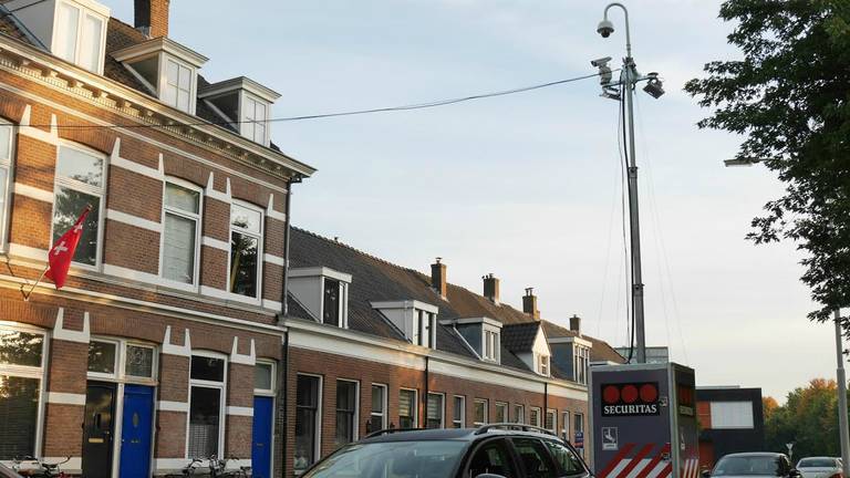 Bij het huis van de staatssecretaris staat een mobiele bewakingsinstallatie. (Perry Roovers/SQ Vision)