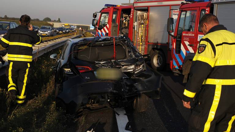 De bestuurster van de auto is naar het ziekenhuis gebracht (Foto: Marcel van Dorst/SQ Vision)