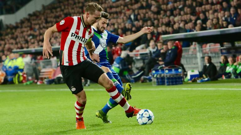 De Jong in duel (foto: Martijn de Bie)