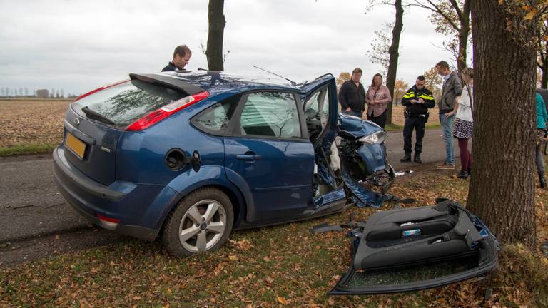 Door de klap vloog de zijdeur uit de auto. (Foto: Michael Bussers/SK-Media).