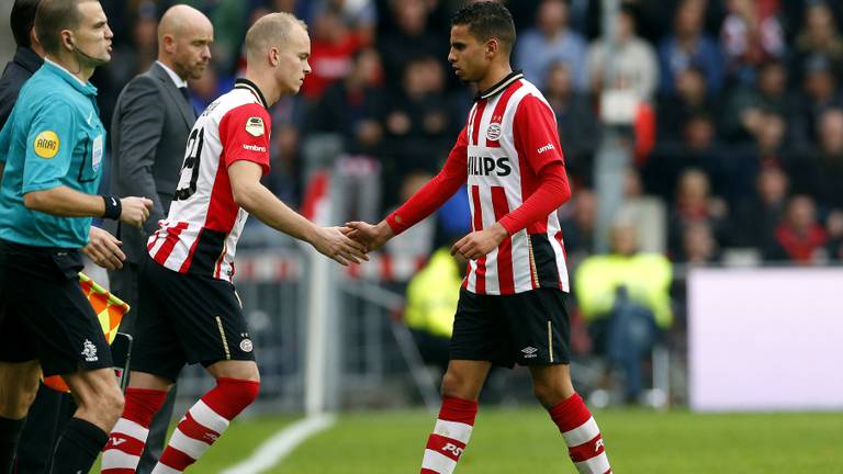 Jorrit Hendrix vervangt Adam Maher tijdens wedstrijd (foto: VI Images)