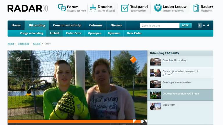 Tim van den Heuvel in zijn NAC-shirt, naast hem moeder Leonie. (screenshot: website avrotros/Radar).